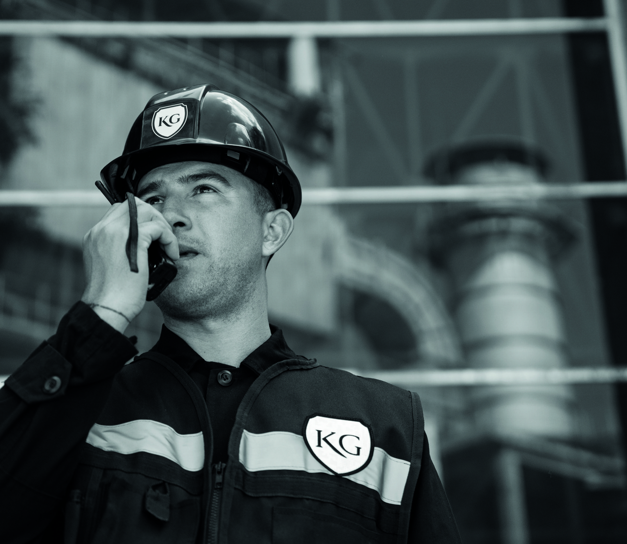 Guardia de Kauil Group con radio y casco en instalación industrial